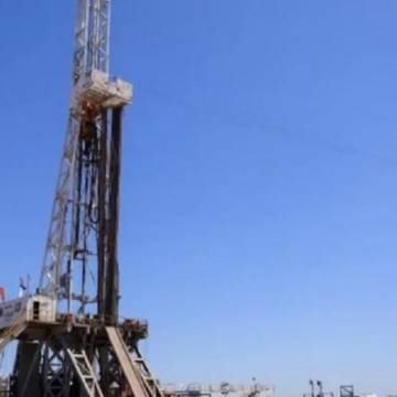 El precio del petróleo bajó casi 5%