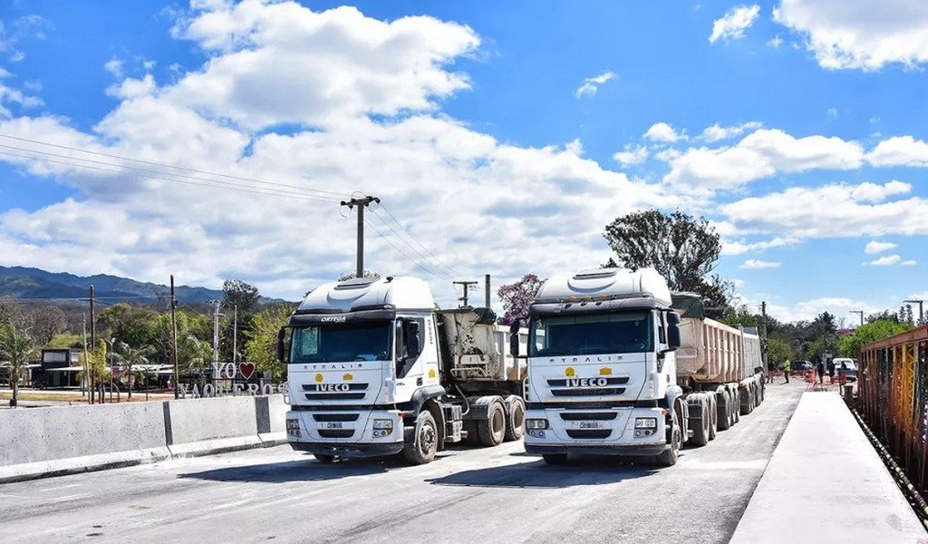 Realizaron la prueba de carga sobre el nuevo puente de Vaqueros