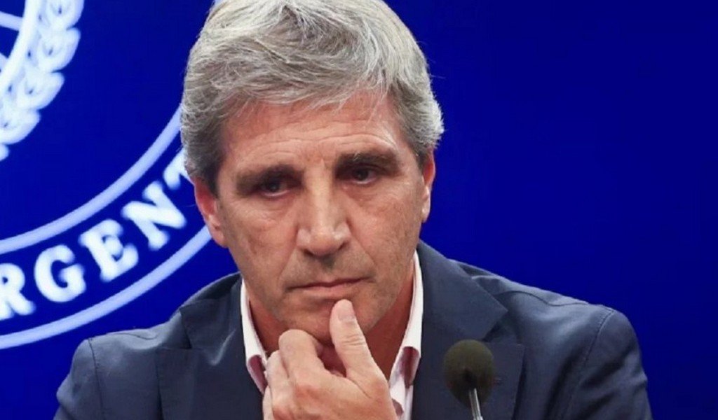 Luis Caputo descartó la dolarización